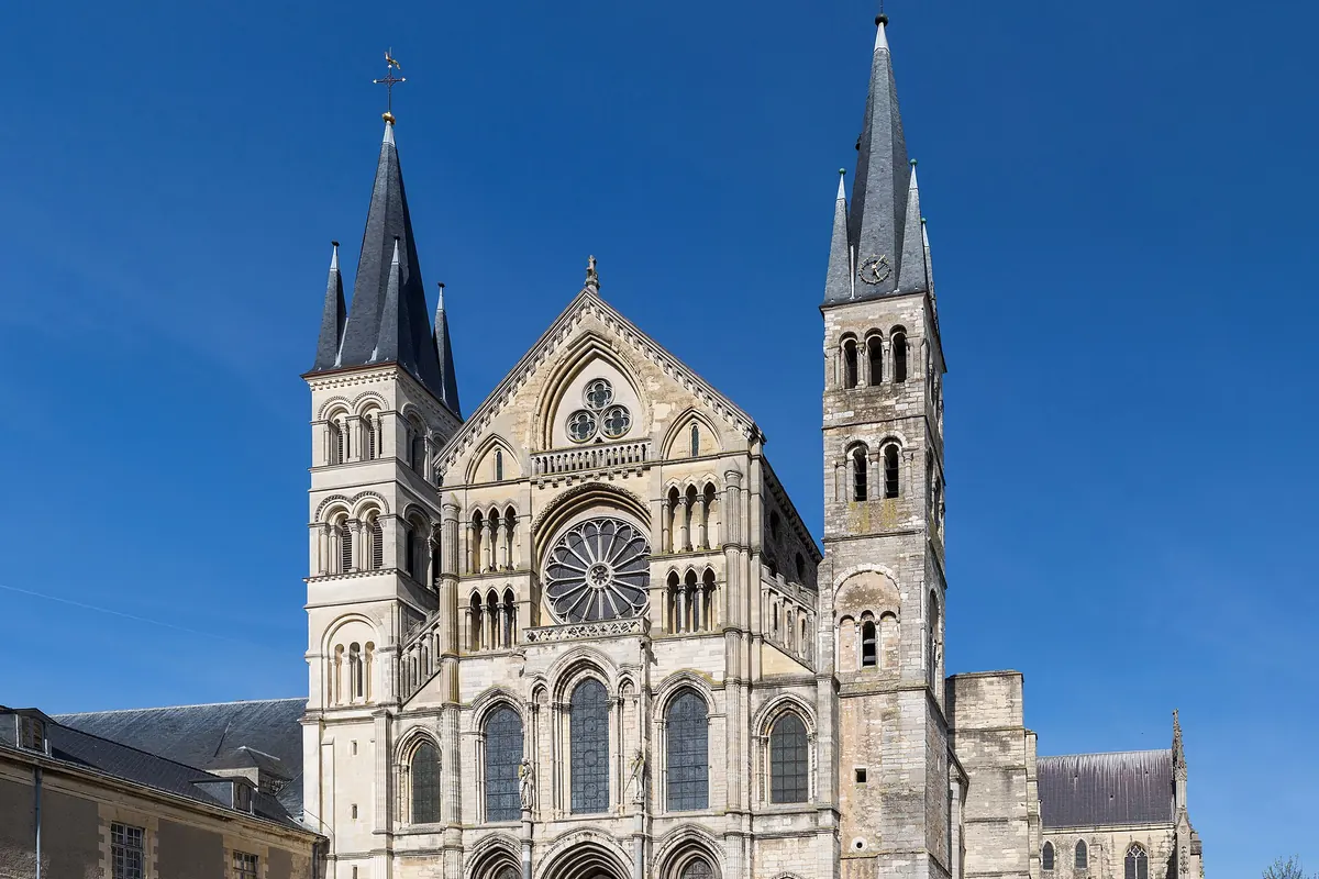 La façade de la basilique Saint-Remi de Reims sous un ciel bleu