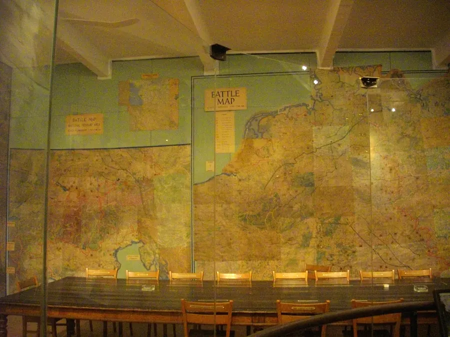 La salle des cartes du musée de la Reddition, restée dans son état de 1945