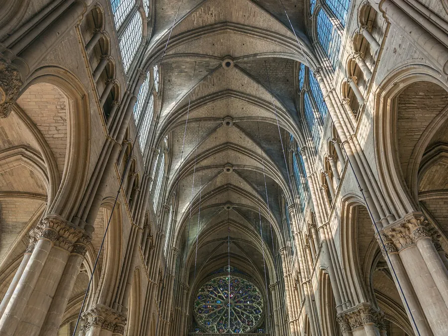 La nef et la rose de la cathédrale Notre-Dame de Reims